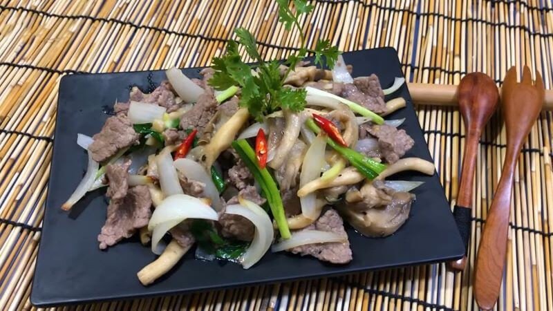 Món bò xào nấm bào ngư hấp dẫn với rau xanh