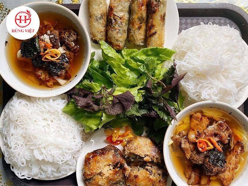 Món bún chả truyền thống ăn kèm thịt xiên nướng thơm lừng và rau sống