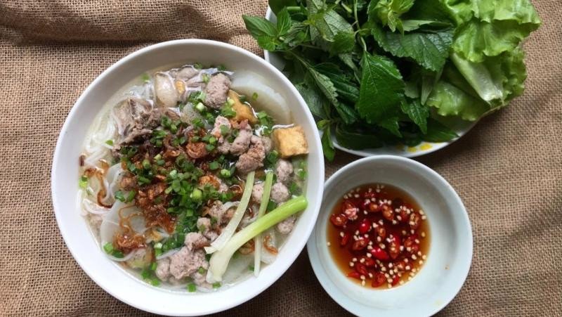 Món bún xương heo có thể ăn kèm với mắm ớt cay