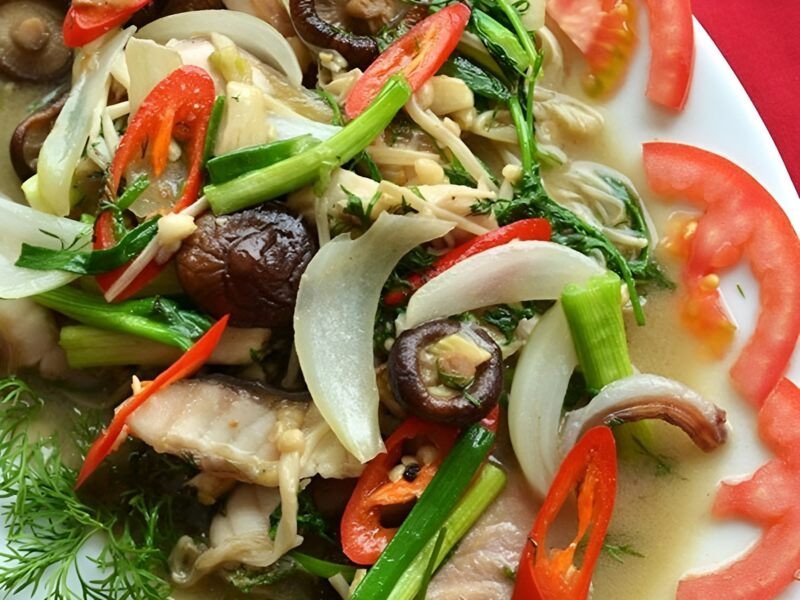 Món cá chép giòn xào nấm hương đậm đà, nóng hổi, là cách xào cá chép giòn với nấm được yêu thích.