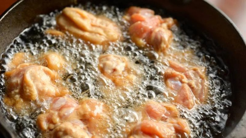 Món cá chiên vàng giòn bằng dầu mè thơm ngon, hấp dẫn