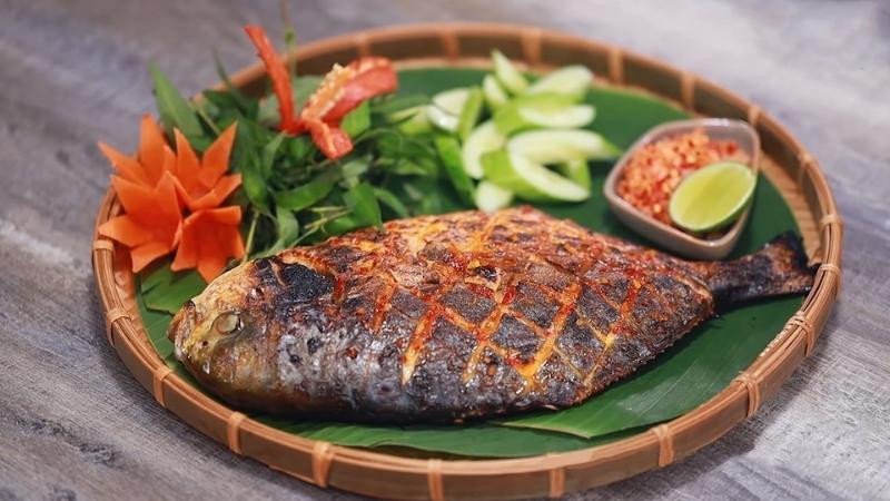 Món cá chim trắng nướng muối ớt thơm lừng, hấp dẫn