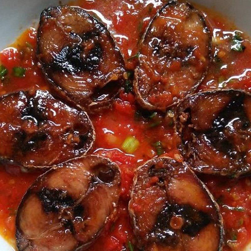 Món cá ngừ kho cà chua nóng hổi, màu sắc bắt mắt