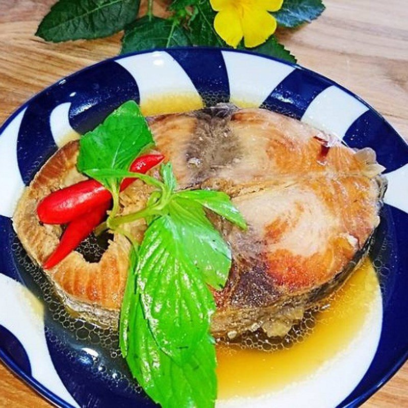 Món cá ngừ kho nước dừa béo ngậy, thanh ngọt đã hoàn thành