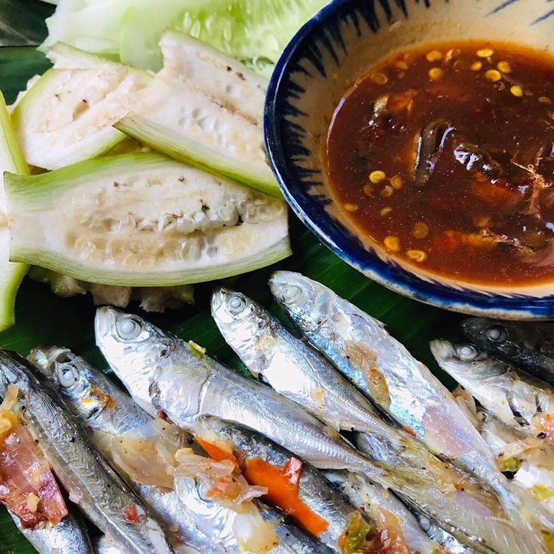 Món cá nục hấp cuốn bánh tráng đã hoàn thành, sẵn sàng thưởng thức