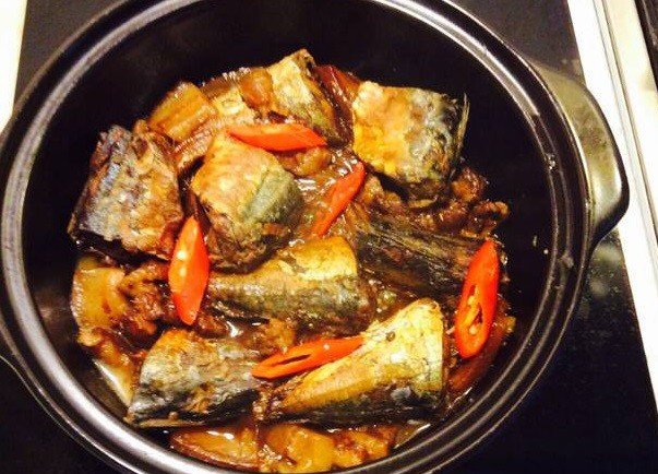 Món cá nục kho thịt ba chỉ hoàn thành