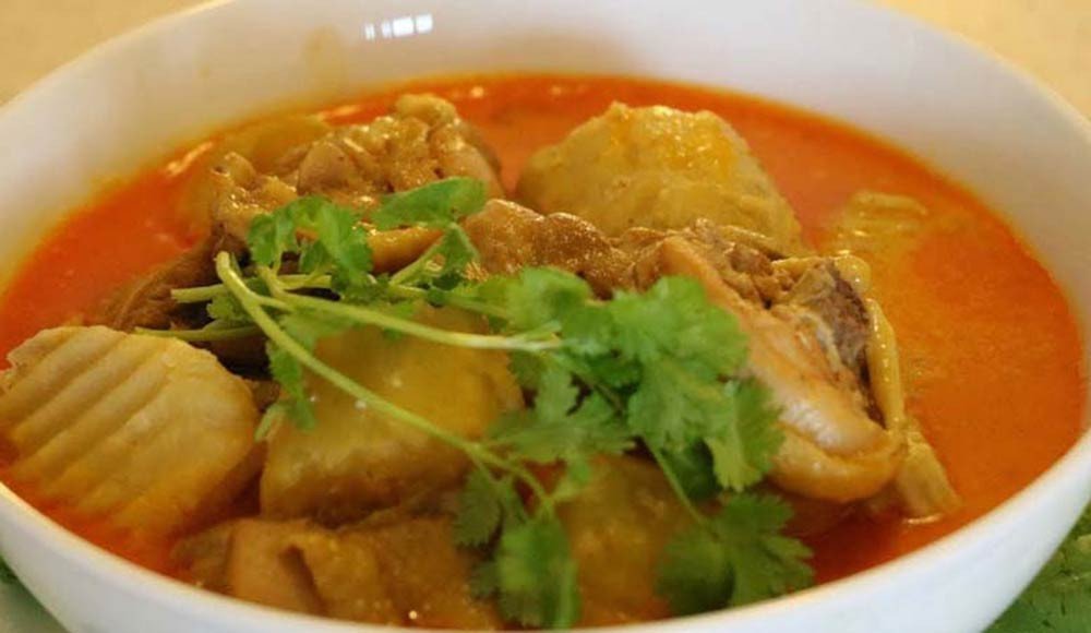 Món cà ri gà miền Bắc nóng hổi với rau củ