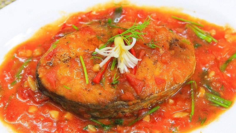 Món cá thu sốt cà chua vàng ươm, nước sốt đỏ cam hấp dẫn