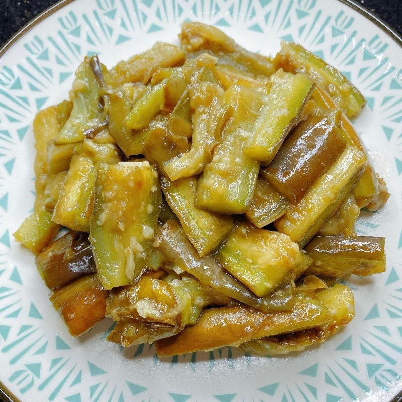Món cà tím xào tỏi nóng hổi vừa hoàn thành