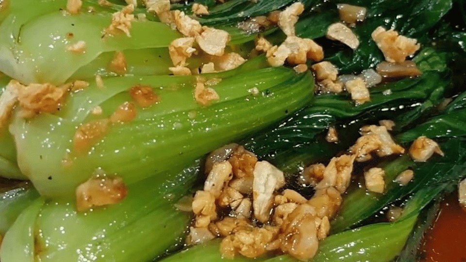 Món cải thìa xào tỏi thành phẩm, xanh mướt và thơm ngon