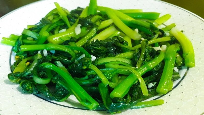 Món **cải xào bao nhiêu calo**? Hình ảnh minh họa suất cải xào thơm ngon