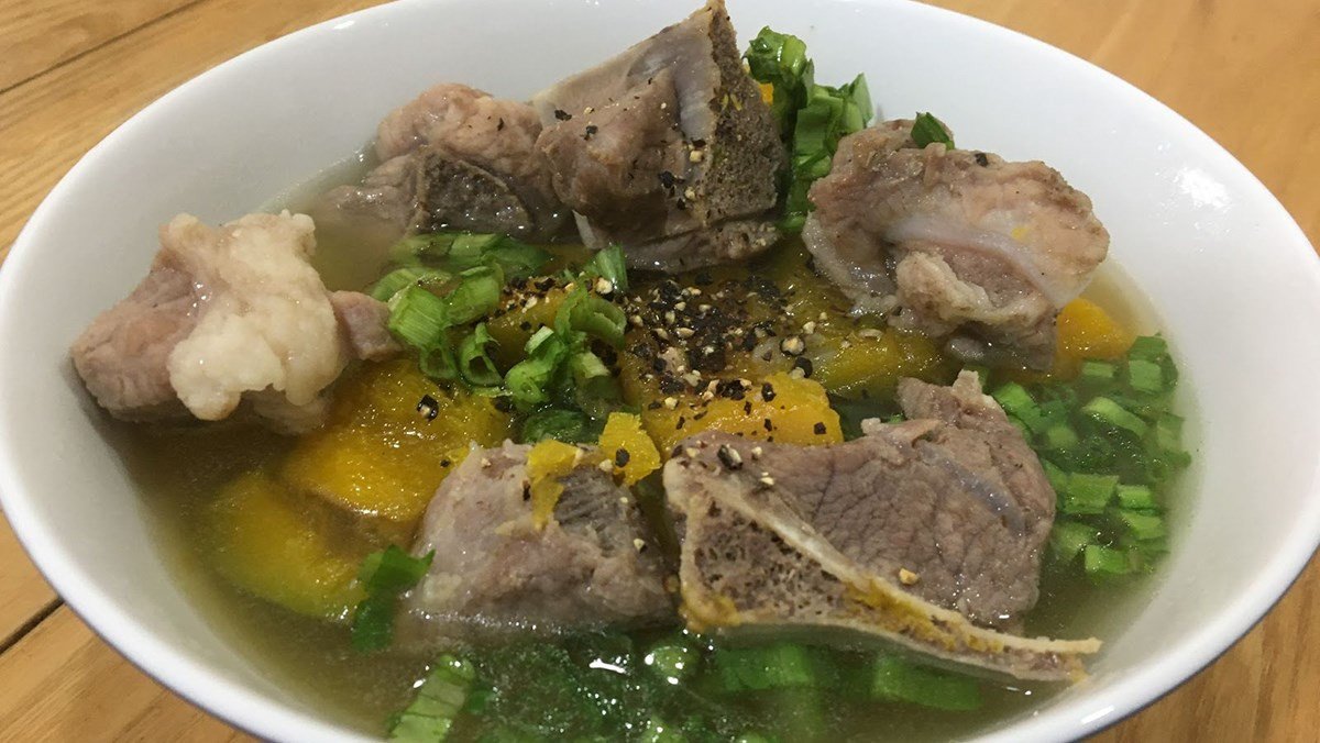 Món canh bí đỏ với xương heo nóng hổi, thơm ngon, đậm đà