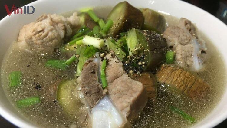 Món canh cà tím nấu xương heo bổ dưỡng, nước dùng đậm đà, là lựa chọn tuyệt vời cho gia đình.