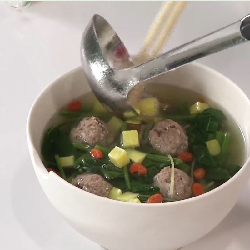 Món canh cải bó xôi bò viên đã hoàn thành