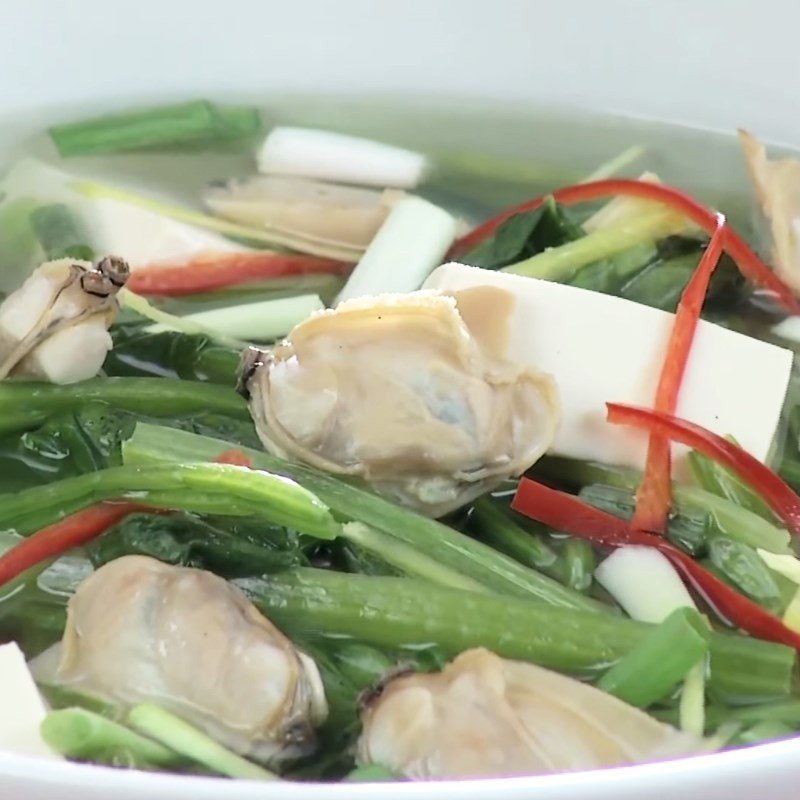 Món canh cải bó xôi nghêu đậu hũ hấp dẫn