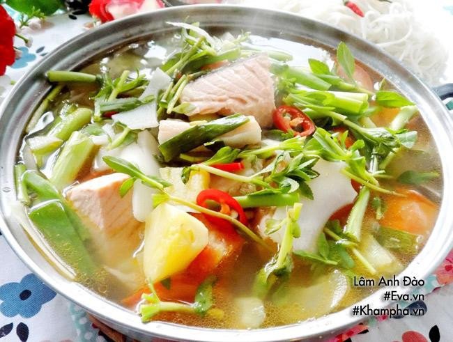 Món canh chua cá hồi nóng hổi, thơm ngon