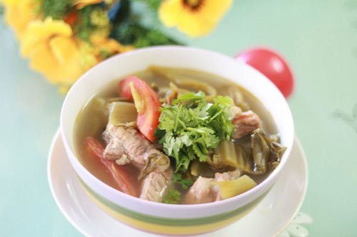 Món canh chua sườn non nấu cùng dưa cải chua, sắc màu hấp dẫn