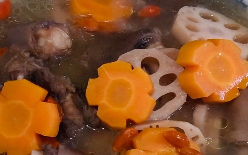 Món canh đuôi bò hầm củ sen bổ dưỡng