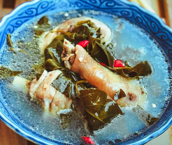 Món canh gà lá giang chua cay giải nhiệt