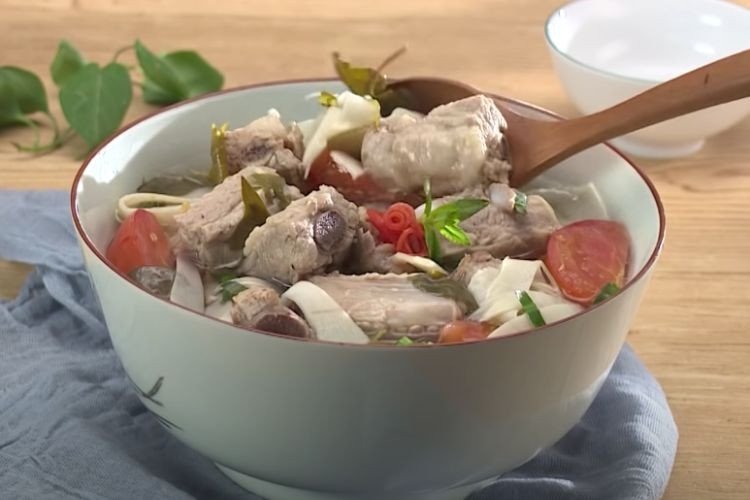 Món canh măng chua sườn non nóng hổi, thanh mát
