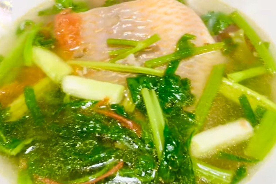 Món canh ngót cà chua với cá diêu hồng thơm lừng, sẵn sàng thưởng thức