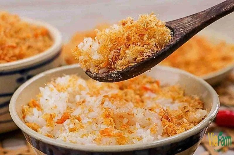 Món canh rau củ nấu cùng ruốc tôm, minh họa cách dùng ruốc tôm trong ẩm thực