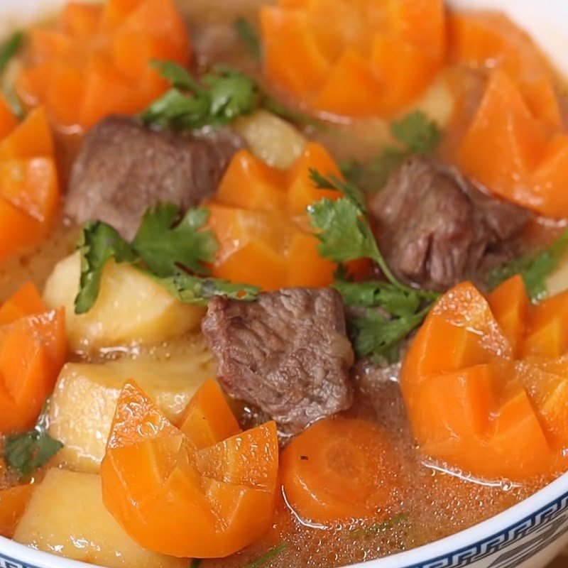 Món canh thịt bò rau củ khoai tây cà rốt đã hoàn thành, sẵn sàng thưởng thức