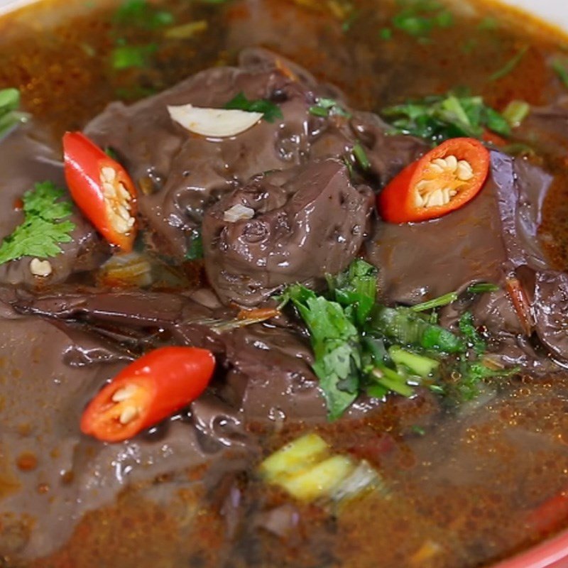 Món canh tiết lợn nấu cay hấp dẫn, sẵn sàng để thưởng thức