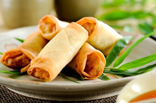 Món chả giò tôm thịt miền Nam ăn kèm bún và rau sống