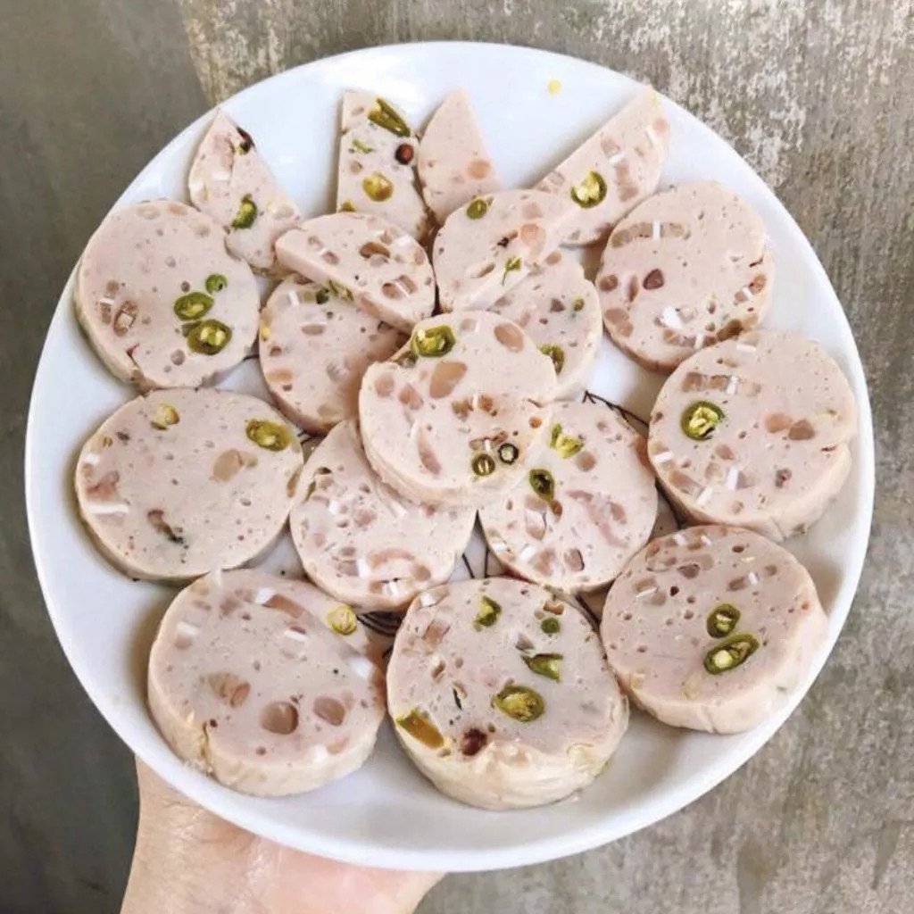 Món chả lụa ớt xiêm xanh thái miếng đẹp mắt trên đĩa, kèm ớt tươi.