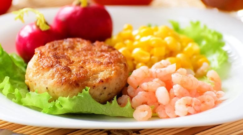 Món chả tôm thịt lợn chiên giòn ăn kèm bún tươi, rau sống và nước chấm chua ngọt.