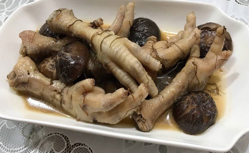 Món chân gà hầm nấm đông cô tóc tiên với nước dùng trong vắt, chân gà mềm rục, đậm đà gia vị
