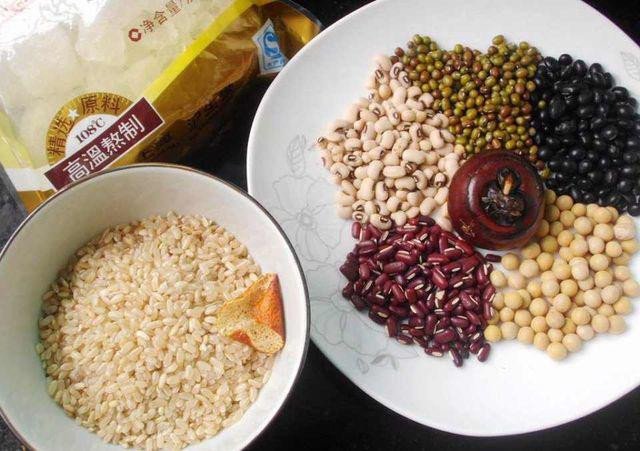 Cách Nấu Cháo Các Loại Đậu: Bí Quyết Sống Khỏe Toàn Diện Món cháo đậu ngũ cốc giúp bác sĩ Lưu sống khỏe