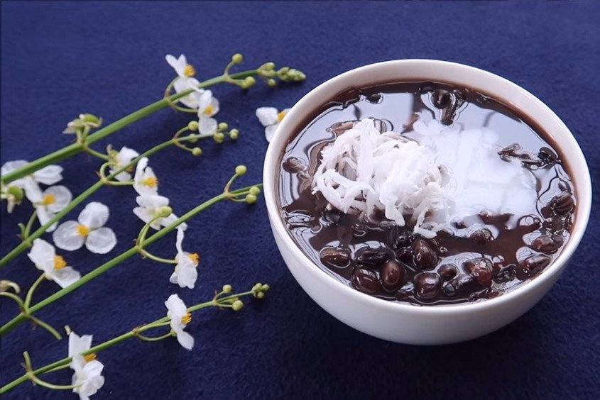 Món chè đậu đen nước dừa truyền thống sánh mịn, giải nhiệt