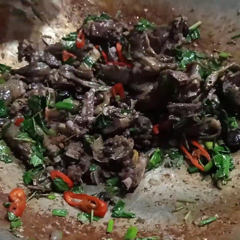Món chim bồ câu xào hành r răm trên chảo