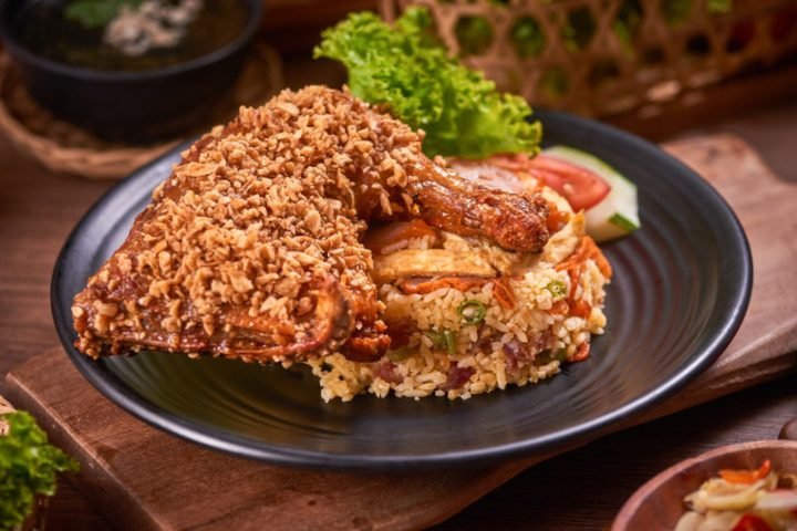 Món cơm chiên gà hấp dẫn với thịt gà giòn rụm