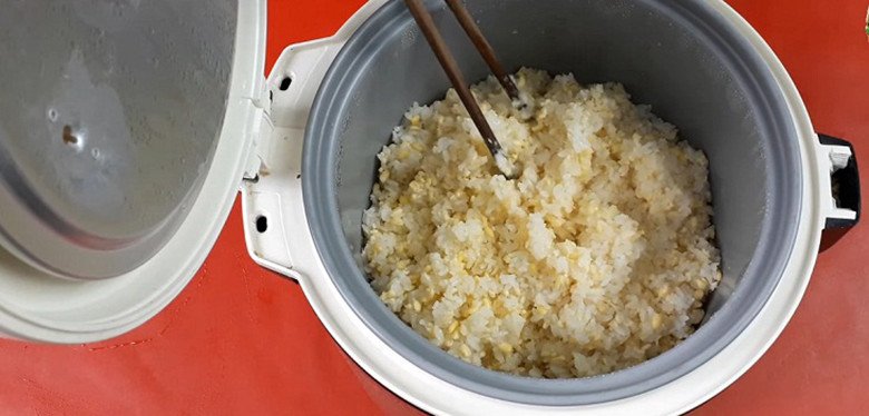 Món cơm nếp đậu xanh hoàn thành trong nồi điện