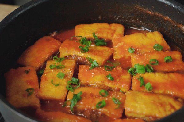 Món đậu hũ nhồi thịt sốt cà chua đậm đà, hấp dẫn sau khi hoàn thành