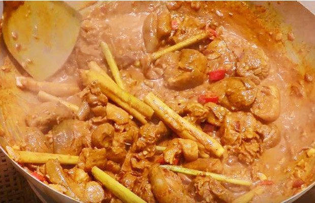 Món dê xào lăn đang được nấu chín cùng nước cốt dừa, tạo nên hương vị béo ngậy hấp dẫn
