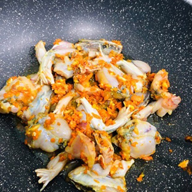 Món ếch xào cà dừa đang được nấu trên chảo