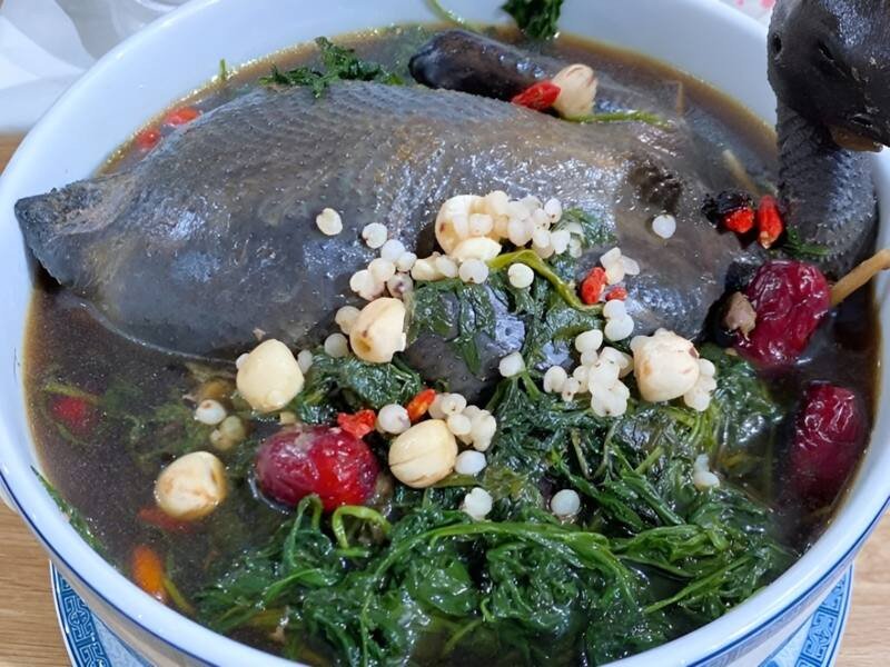 Món gà hầm hạt sen ngải cứu táo đỏ lạ miệng khiến bạn khó có thể chối từ
