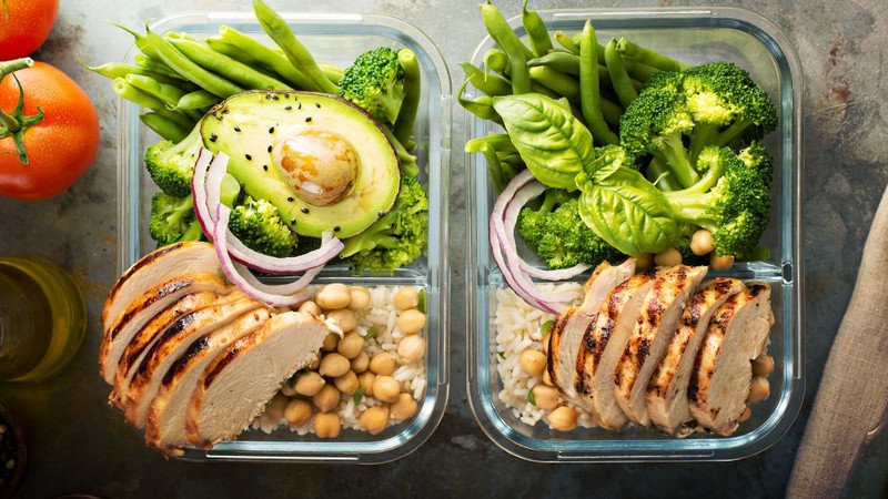 Món gà nướng nguyên con hấp dẫn ăn kèm salad rau củ tươi ngon