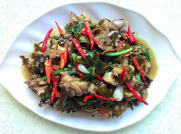 Món gà xào lá giang thơm lừng với cà chua và gia vị hấp dẫn