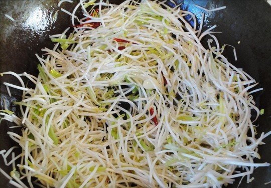 Món giá đỗ xào giòn ngon đã được hoàn thành