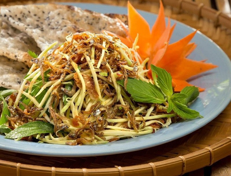 Món gỏi cá cơm thơm ngon, một cách thưởng thức cá cơm trước khi chế biến thành mắm cá cơm