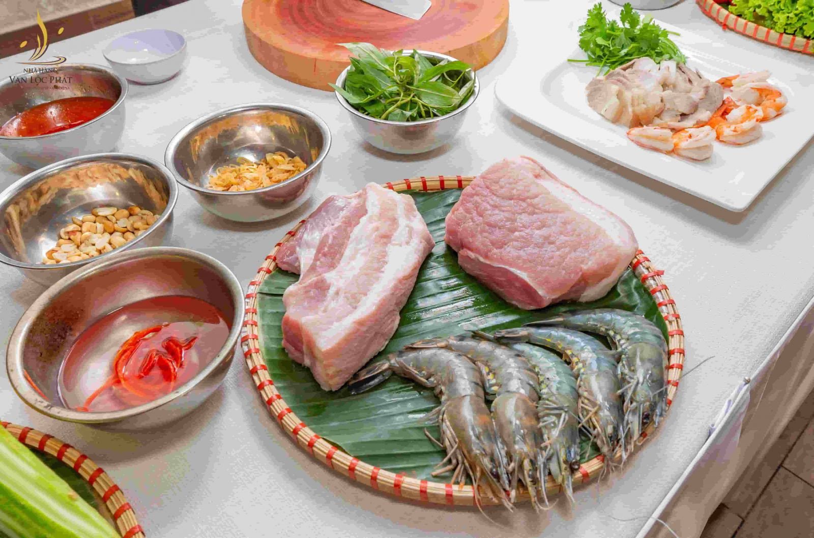 Món gỏi củ hủ dừa tôm thịt thanh mát, đầy màu sắc đã hoàn thành