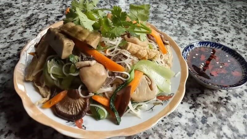 Món hủ tiếu xào thơm ngon với thịt và rau chứa lượng calo cao