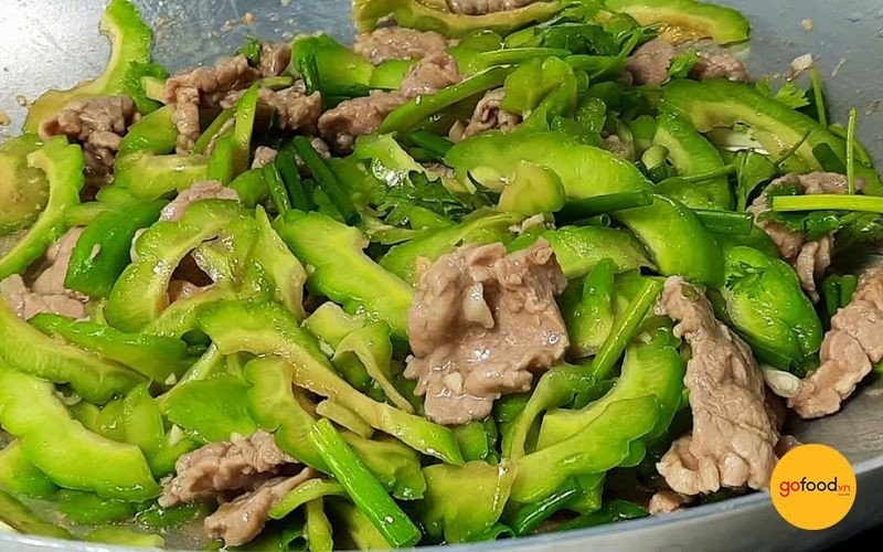 Món khổ qua xào thịt bò thơm ngon, bổ dưỡng sau khi hoàn thành, sẵn sàng thưởng thức.