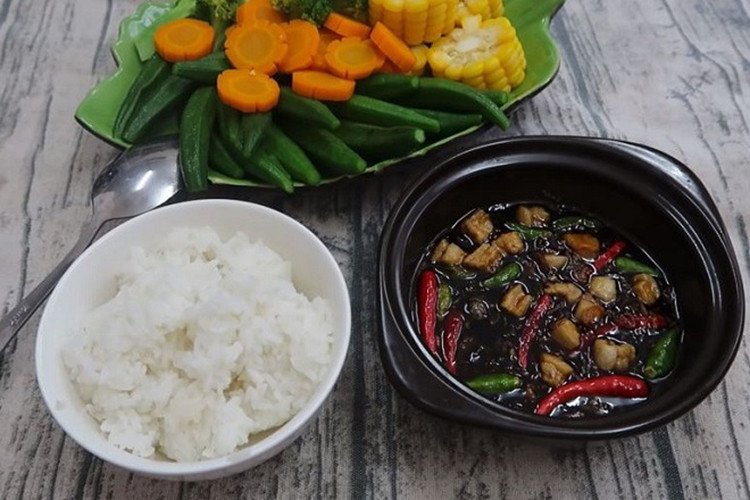 Món kho quẹt tôm thịt hoàn chỉnh ăn kèm rau củ
