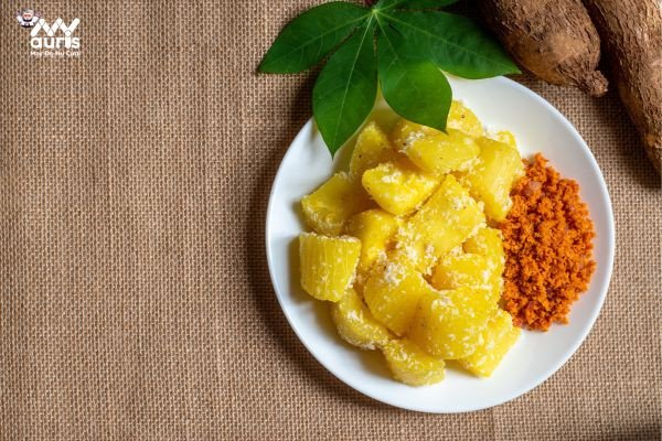 Món khoai mì hấp kết hợp rau xanh, minh họa bữa ăn cân đối tốt cho sức khỏe và vóc dáng